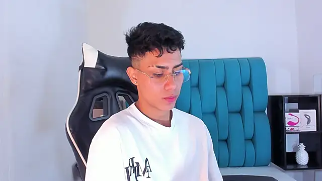 Snapshot of AlanNaughty chatting on February 9, 4:36 am AlanNaughty online show from February 9, 4:36 am