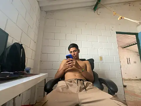 Max TheHorseDick online show from October 31, 8:23 pm