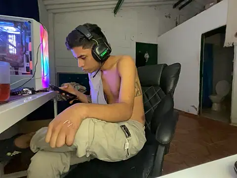 Max TheHorseDick online show from March 25, 6:28 am