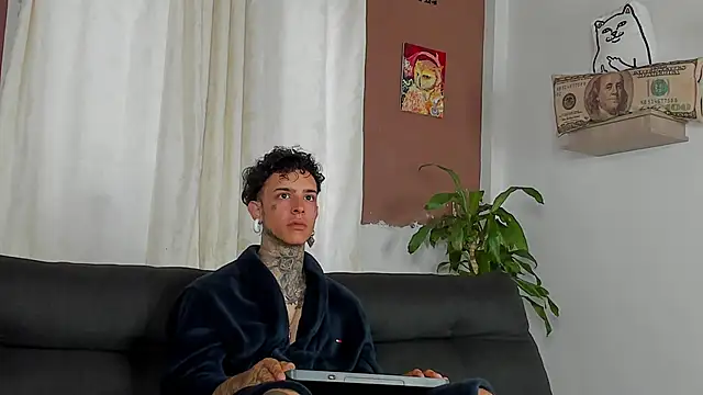 Snapshot of Aron_ford chatting on October 23, 12:08 pm Aron ford online show from October 23, 12:08 pm