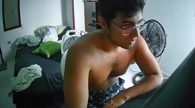 Snapshot of lechero226 chatting on February 8, 7:05 pm lechero226 online show from February 8, 7:05 pm