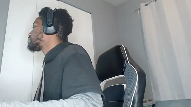 Snapshot of ChrisVacher chatting on December 11, 1:44 pm ChrisVacher online show from December 11, 1:44 pm