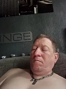 tomtom111111 online show from February 17, 2:05 pm