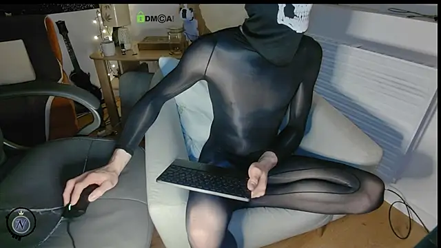 Snapshot of Nyl0nnickb0y chatting on October 22, 8:11 pm Nyl0nnickb0y online show from October 22, 8:11 pm