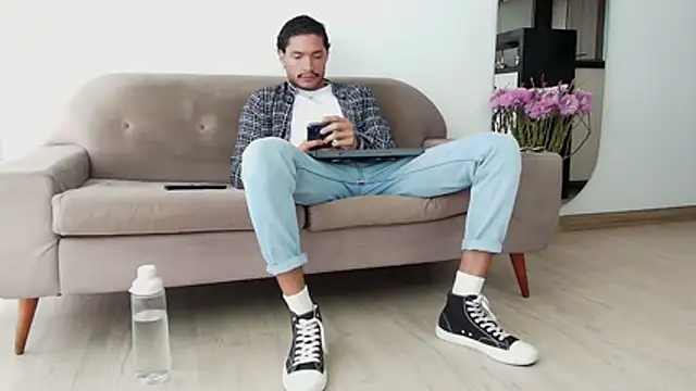 Robyn Miller online show from November 18, 7:28 pm