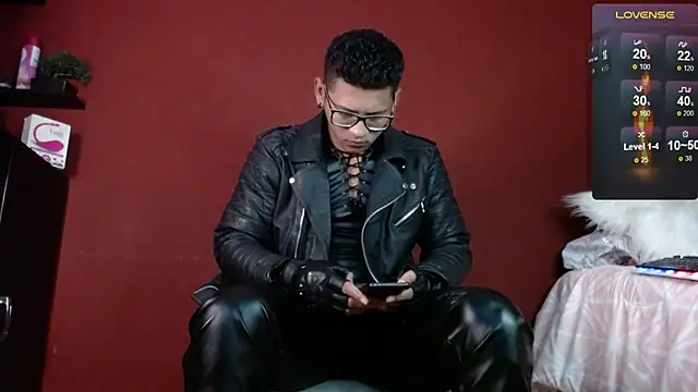 Snapshot of TomLover_12 chatting on February 20, 9:55 am TomLover 12 online show from February 20, 9:55 am