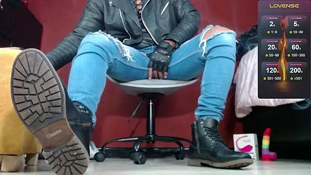 Snapshot of TomLover_12 chatting on February 10, 11:02 pm TomLover 12 online show from February 10, 11:02 pm