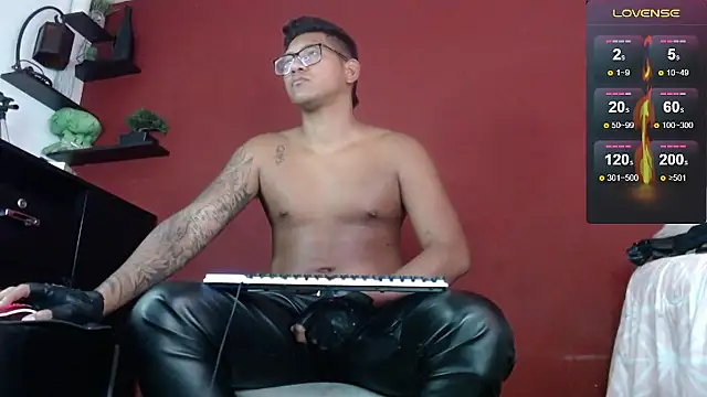 Snapshot of TomLover_12 chatting on February 4, 4:18 pm TomLover 12 online show from February 4, 4:18 pm
