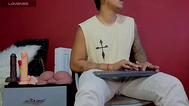 Snapshot of TomLover_12 chatting on October 22, 10:35 pm TomLover 12 online show from October 22, 10:35 pm