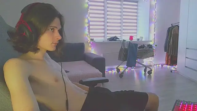 Snapshot of CandyChell chatting on December 22, 10:38 am CandyChell online show from December 22, 10:38 am