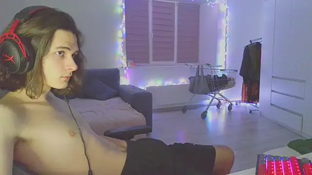Snapshot of CandyChell chatting on December 15, 12:17 pm CandyChell online show from December 15, 12:17 pm