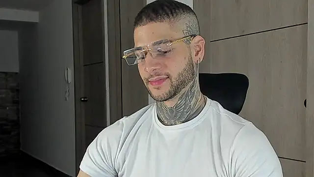  jamesleandros1 online show from September 12, 6:24 am