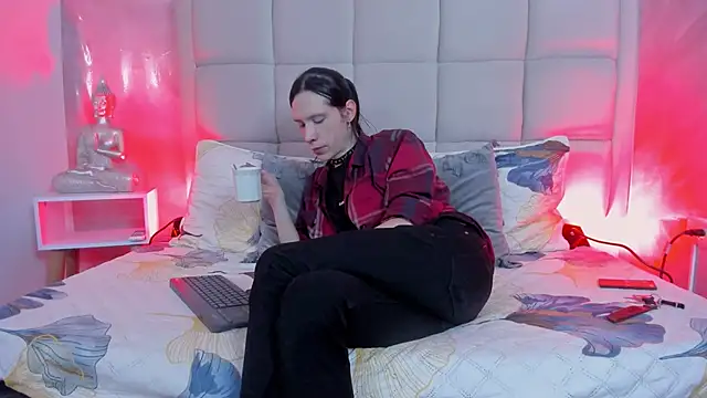 Hecatee 77 online show from January 9, 8:25 pm