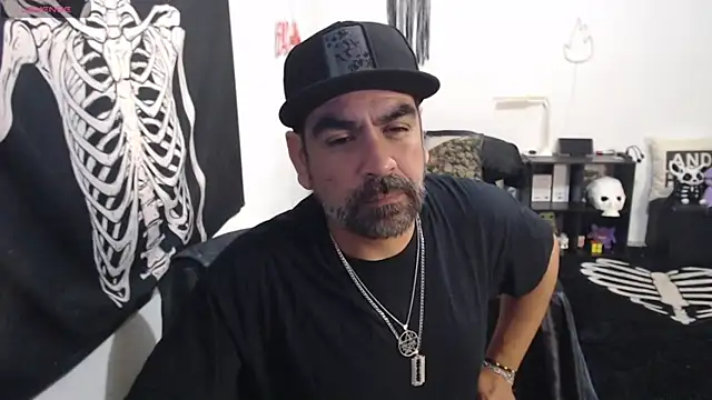 soyelcarlitos  online show from April 14, 5:18 am